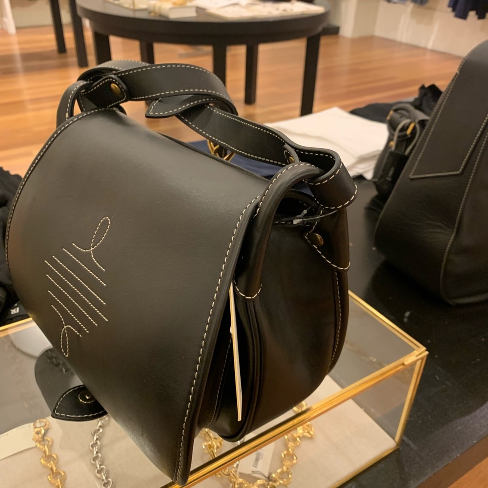 Banana Republic Black Leather Shoulder Bag with Embossed Design - Picture 6 of 7